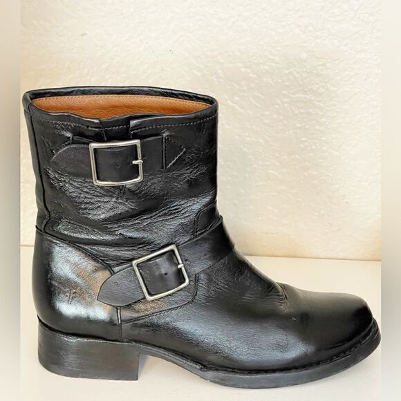 Frye Vicky Engineer Ankle Bootie. 7.5 - Picture 4 of 13